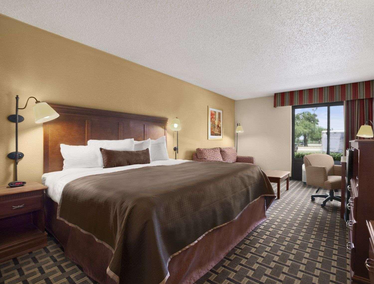 Baymont By Wyndham Lewisville Exterior photo